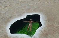Cảnh nữ du khách bơi lội ở nơi nóng nhất thế giới như siêu thực