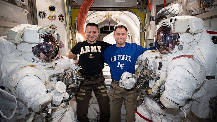 nasa lap dat ben do cho tau vu tru thuong mai tren iss