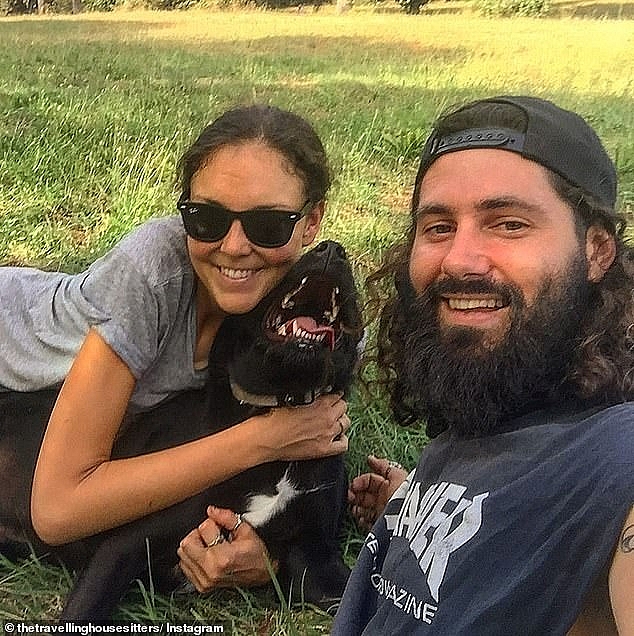 cap doi duoc di du lich khap the gioi nho cham soc cho meo cho nguoi la