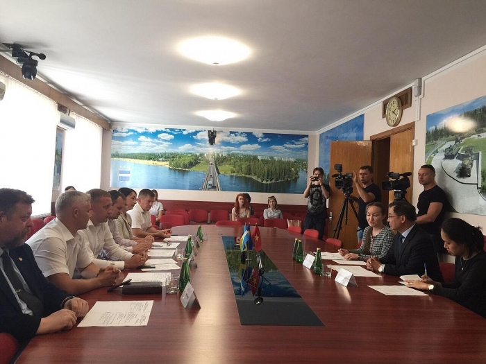 dai su nguyen anh tuan lam viec tai thanh pho kremenchuk va du khai mac hoi cho sorochinsky 2019