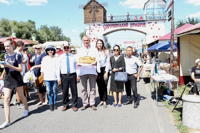 dai su nguyen anh tuan lam viec tai thanh pho kremenchuk va du khai mac hoi cho sorochinsky 2019