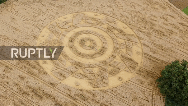 Một vòng tròn bí ẩn như dấu hiệu lạ xuất hiện giữa cánh đồng nước Đức. 4936 ezgifcomvideotogif 9 1596593799848