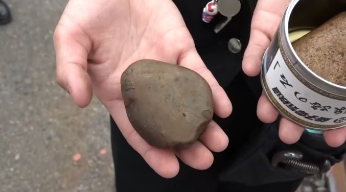 nhat ban kiem bon tien nho ban nhung vien da cuoi tho so nhat duoc