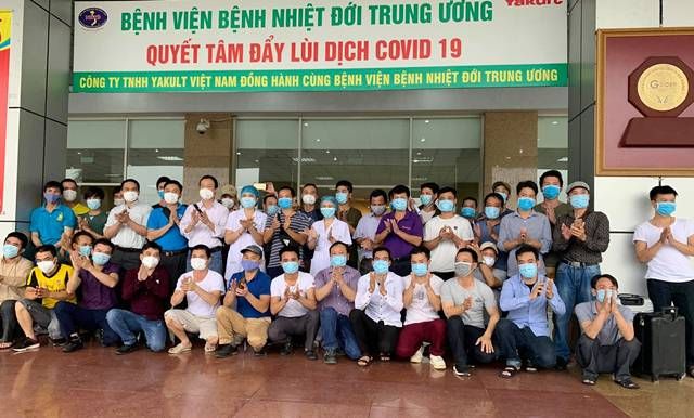 Các công dân được công bố hết thời gian cách ly sau khi về nước sáng nay. (Nguồn: SK&ĐS) 5640-183-cong-dan-tu-guinea-ve-da-am-tinh-het-cach-ly1597382443