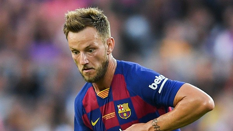 Tiền vệ: Rakitic. 1510-6-rakitic-yetd