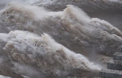 Trung Quốc: Đập Tam Hiệp đối diện đỉnh lũ lịch sử, mở 11 cửa xả lũ giải vây