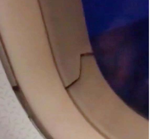 phat hoang khi phat hien cua so may bay bi nut luc ngu day