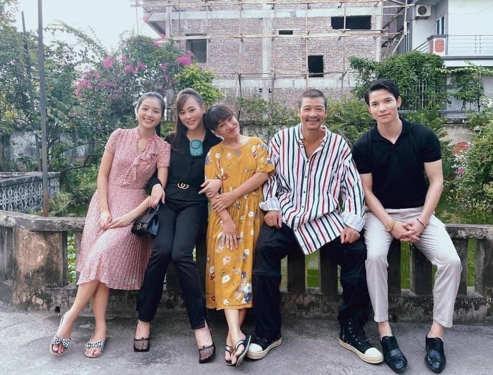 Hậu trường trang phục xinh đẹp, chưa lên sóng của dàn diễn viên 'Hương vị tình thân' phần 2 Hậu trường trang phục xinh đẹp, chưa lên sóng của dàn diễn viên 'Hương vị tình thân' phần 2