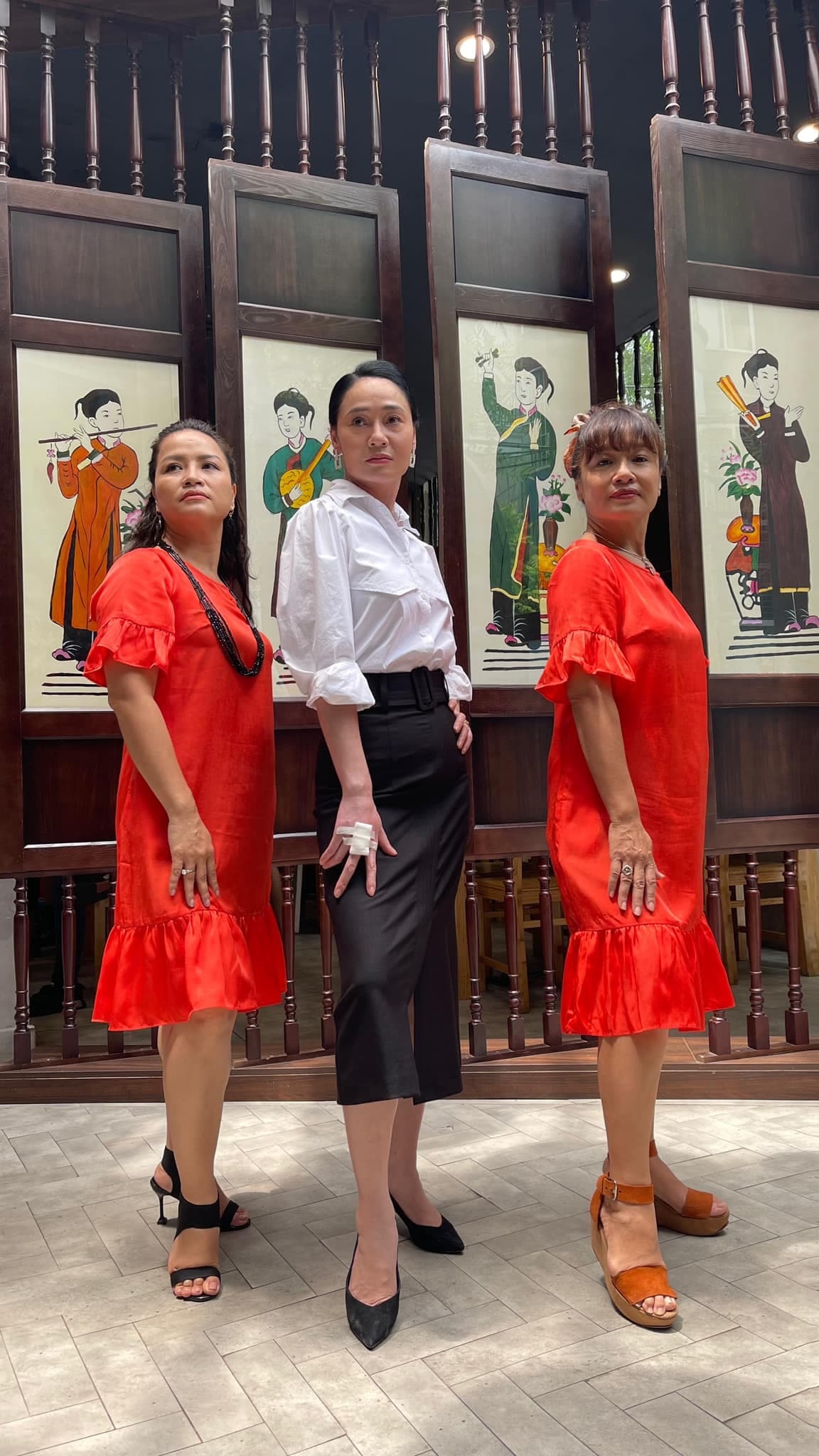 Hậu trường trang phục xinh đẹp, chưa lên sóng của dàn diễn viên 'Hương vị tình thân' phần 2 Hậu trường trang phục xinh đẹp, chưa lên sóng của dàn diễn viên 'Hương vị tình thân' phần 2