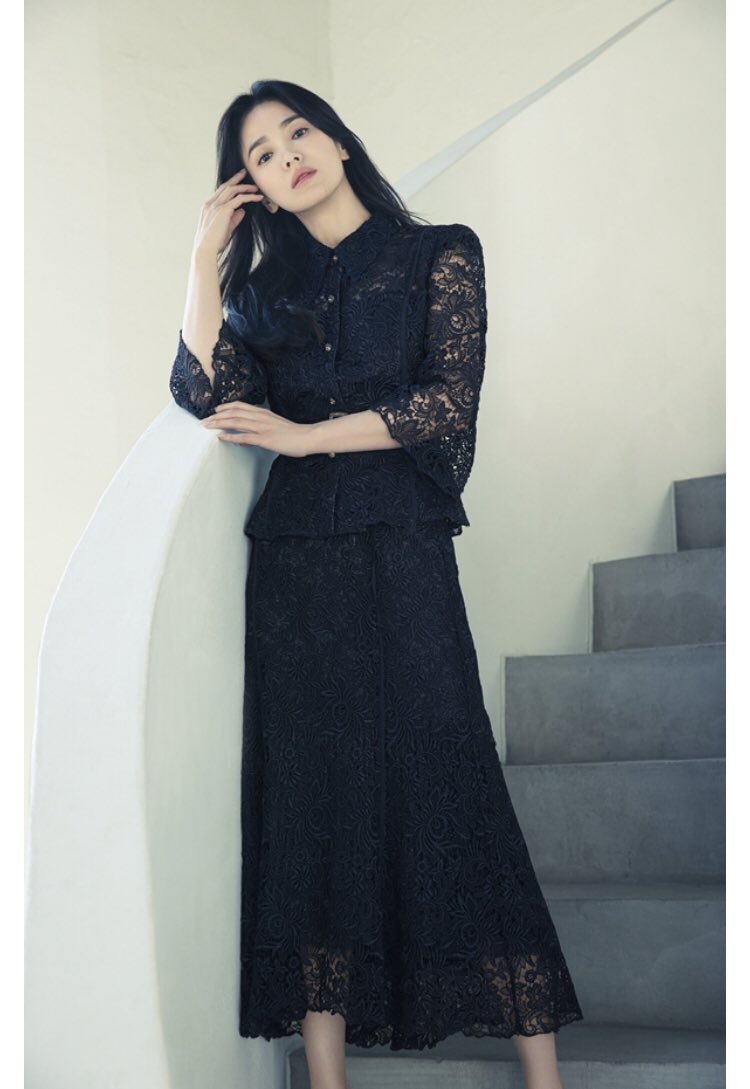 Ngắm nhìn Song Hye Kyo thanh lịch với trang phục công sở