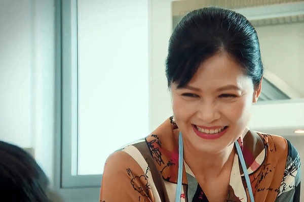 Trong phim, Trung Hiếu sẽ vào vai một ông bố nghiêm khắc. NSND Trung Hiếu sẽ đóng cặp với nghệ sĩ Thúy Hà - cô Hạnh bán hoa trong Về nhà đi con.