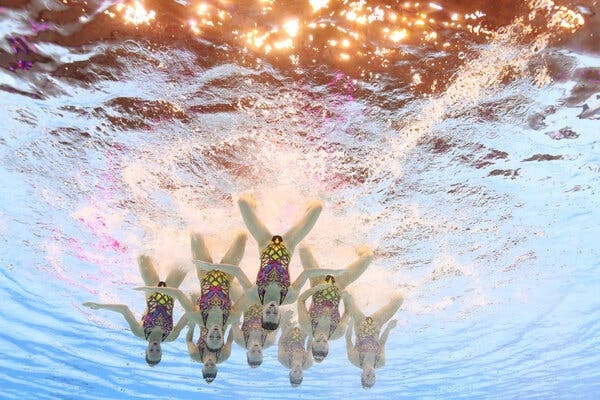 Xem các nữ VĐV xinh đẹp 'khiêu vũ' dưới nước tại Olympic Tokyo