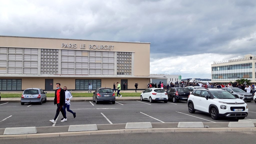 Người hâm mộ chờ Messi ở sân bay Le Bourget. (Nguồn: Twitter)