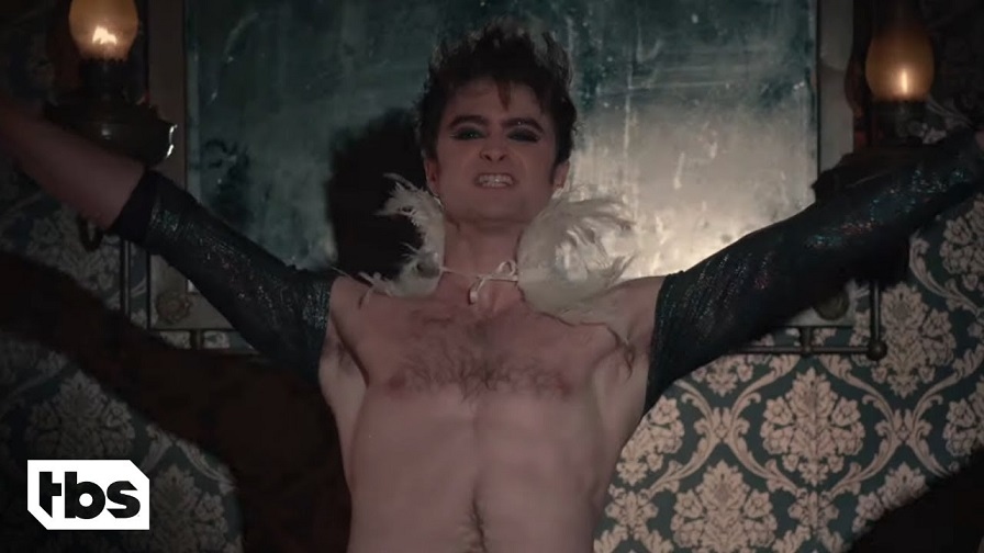 'Harry Potter' Daniel Radcliffe gợi cảm trong phim mới mang nội dung hài hước