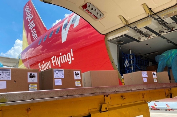 Vietjet chở 200 máy thở cao cấp từ Đức về Việt Nam
