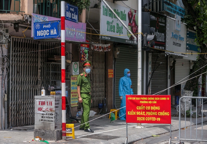 Phố Đội Cấn (quận Ba Đình, Hà Nội) đang bị phong toả do liên quan đến nhiều ca Covid-19, (Ảnh: Ngô Nhung/NLĐ)