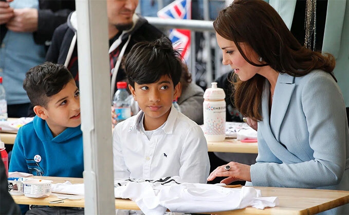 Hoàng tử William tiết lộ, Công nương Kate tô màu để giảm căng thẳng