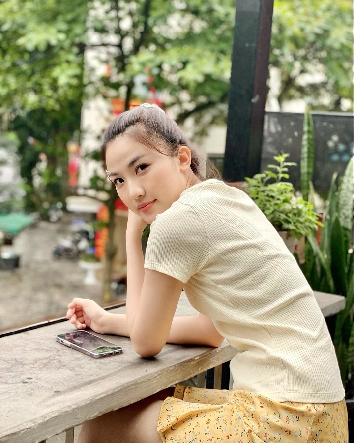 Lương Thanh xinh đẹp trong trang phục gợi cảm khác xa trên phim '11 tháng 5 ngày'