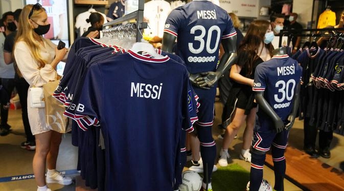 PSG: Mbappe thông báo ở lại; doanh số thật bán áo thi đấu của Messi;