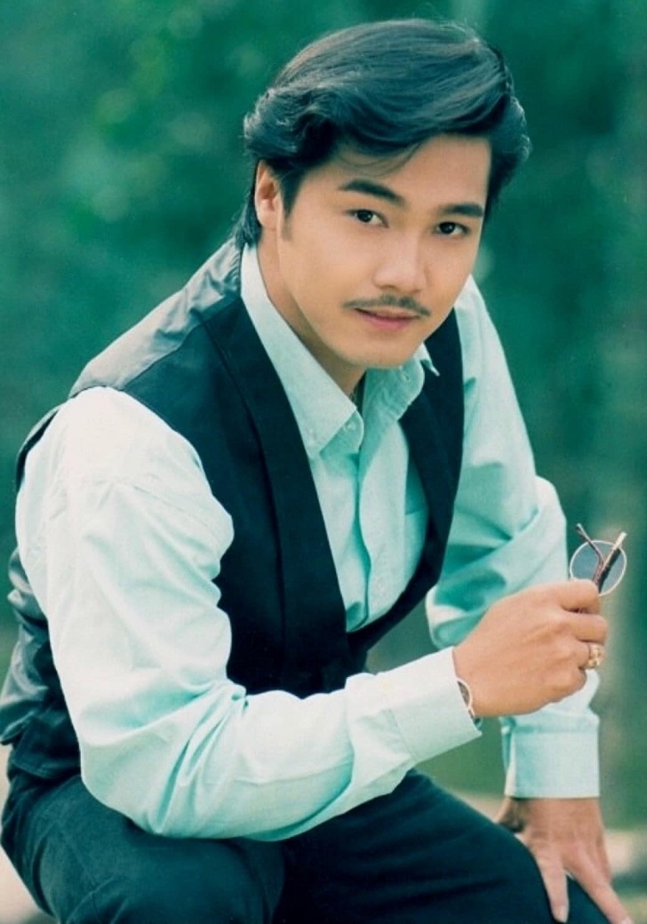 Lý Hùng sinh năm 1969. Anh từng là tài tử nổi tiếng bậc nhất màn ảnh Việt những năm 1990. Tính đến nay, Lý Hùng đã đóng trên 100 bộ phim thuộc nhiều thể loại từ tình cảm tới hành động, cổ trang như: Nước mắt học trò, Kế hoạch 99, Phi vụ Phượng Hoàng, Hồng hải tặc, Phạm Công - Cúc Hoa...  Cuối thập niên 1990, khi dòng phim thị trường thoái trào, Lý Hùng vắng bóng trên màn ảnh một thời gian. Năm 2005 anh trở lại với vai trung úy Nguyễn Trực trong phim Đô La trắng của đạo diễn Trần Cảnh Đôn. Từ đó đến nay, Lý Hùng hoạt động trong làng giải trí với hai vai trò diễn viên và ca sĩ.