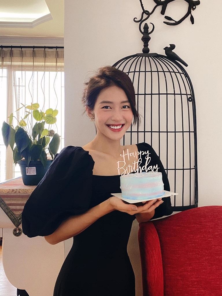 Khả Ngân lần đầu được mời tham gia một bộ phim truyền hình phía Bắc. Cô sắp xếp mọi công việc ở TP.HCM và ra Hà Nội đóng phim 11 tháng 5 ngày từ tháng 3 đến nay. Nữ diễn viên vừa đón sinh nhật tuổi 24 tại Hà Nội.