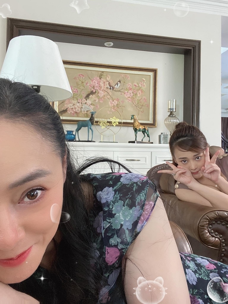 Ảnh hậu trường tươi vui của dàn diễn viên Hương vị tình thân, khác hẳn diễn biến trên phim