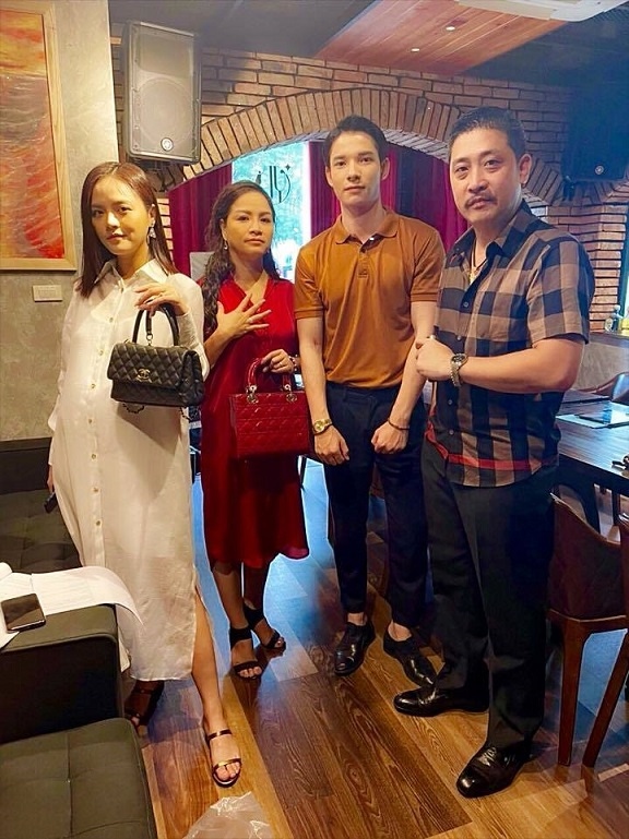 Ảnh hậu trường tươi vui của dàn diễn viên Hương vị tình thân, khác hẳn diễn biến trên phim