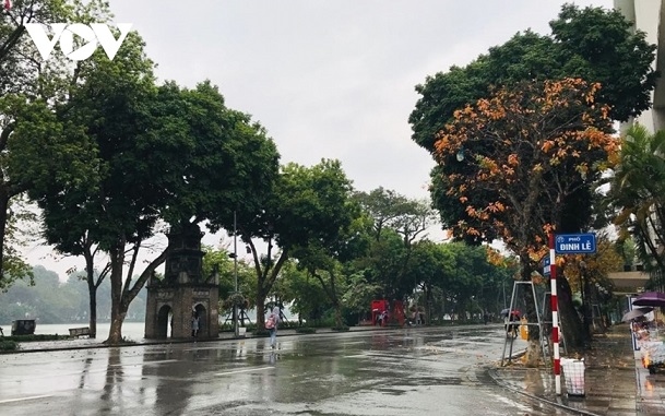 Dự báo thời tiết Hà Nội đêm nay và sáng sớm mai có mưa rào và dông rải rác, trời nhiều mây và có nắng nhẹ.