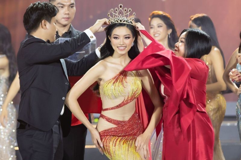 Đoàn Thu Thủy, 27 tuổi, đăng quang Hoa hậu Thể thao Việt Nam 2022 tối 31/7. Cô quê Phú Thọ, có chiều cao 1,73 m và số đo 83-63-94 cm.