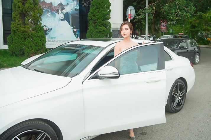 Thương ngày nắng về: Huyền Lizzie ngọt ngào bên người hâm mộ và biết ơn vì đã ủng hộ