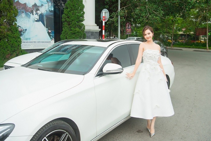 Đoàn phim 'Thương ngày nắng về' đã đóng máy nhưng Phan Minh Huyền chưa có ngày nghỉ hoàn toàn vì bận rộn với lịch đi sự kiện, chụp ảnh quảng cáo. Nữ diễn viên cho biết cô đã lên lịch để có thời gian nghỉ ngơi, bù đắp cho con trai và chăm sóc người thân sau một năm vất vả trên phim trường.