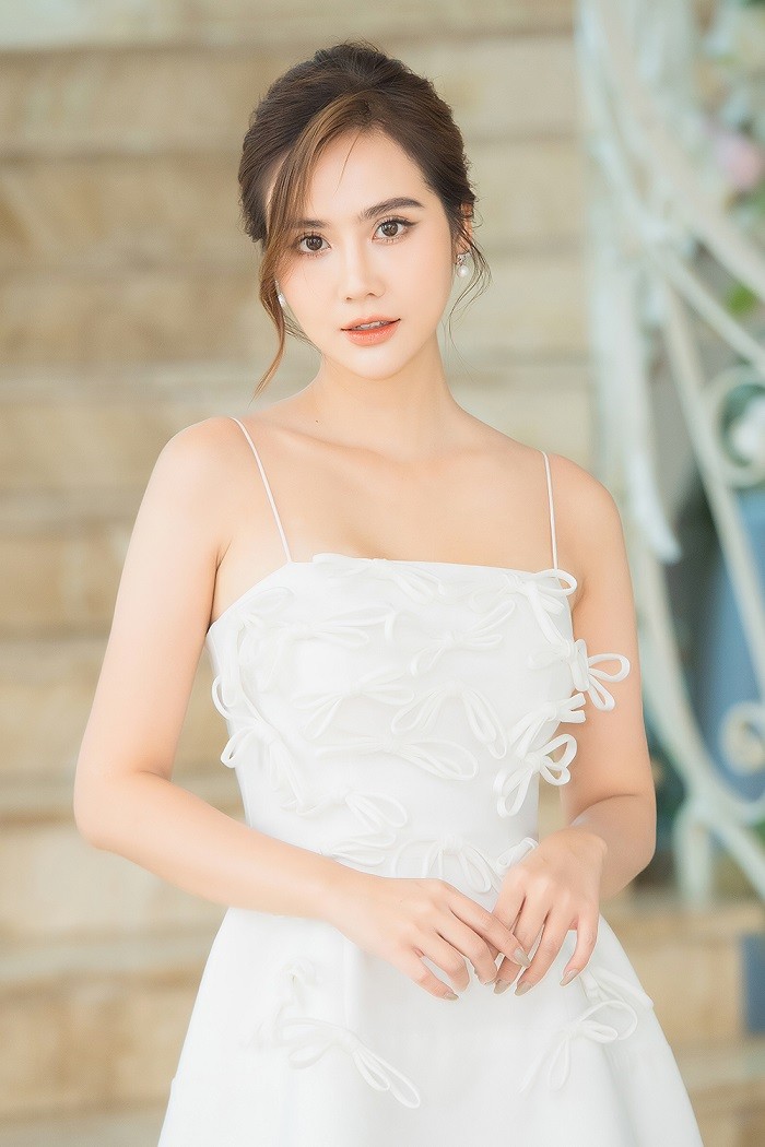 Khác với phong cách nữ tổng tài của nhân vật Vân Trang, nữ diễn viên ngoài đời ưa chuộng váy áo ngọt ngào, nữ tính. Chiếc váy hai dây màu trắng dáng xòe giúp tôn lên làn da trắng mịn, vẻ dịu dàng của nữ diễn viên sinh năm 1990.