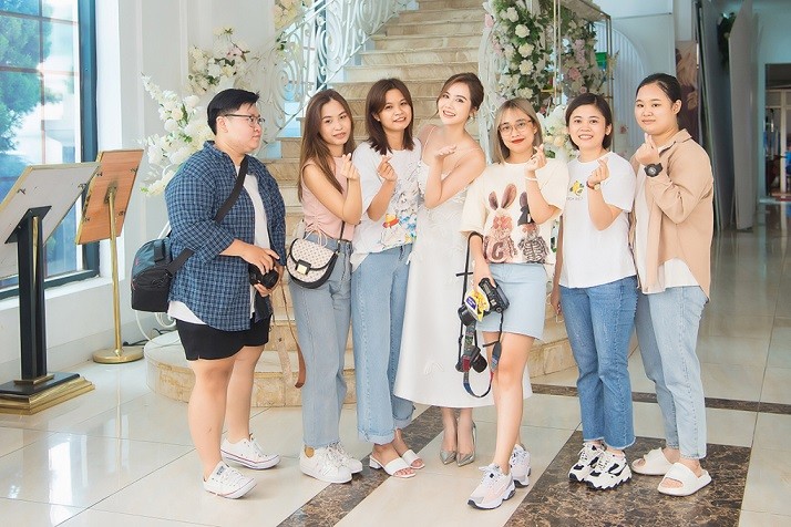 Một nhóm người hâm mộ chờ sẵn ở sự kiện để gặp Phan Minh Huyền.