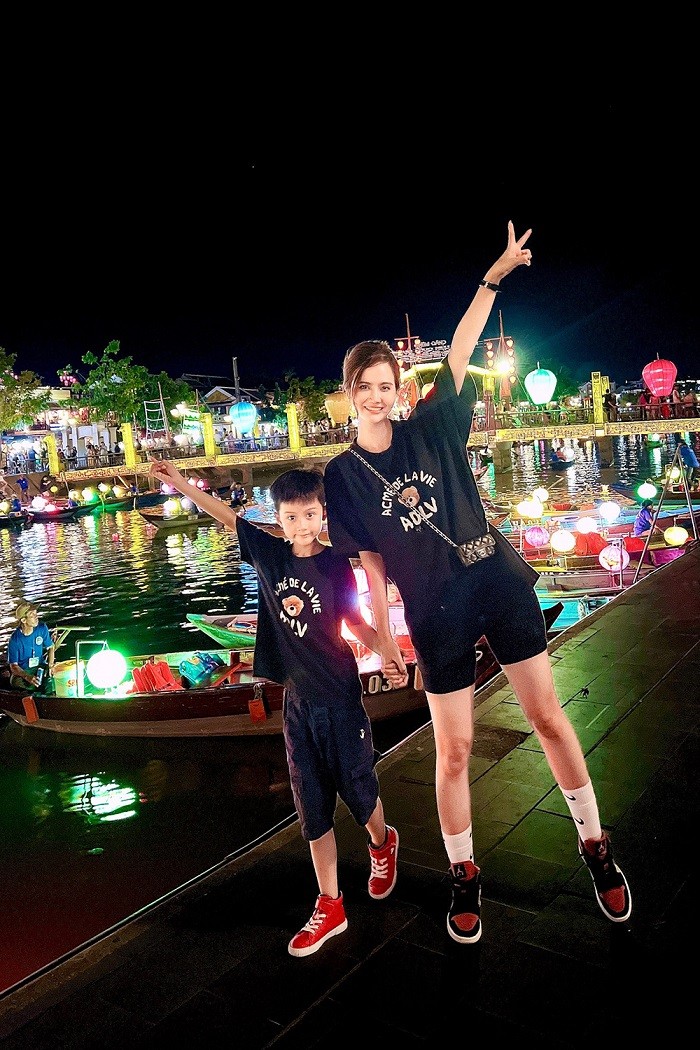 Rời sự kiện, Phan Minh Huyền đưa con trai, bé Nem đi du lịch Hội An.  