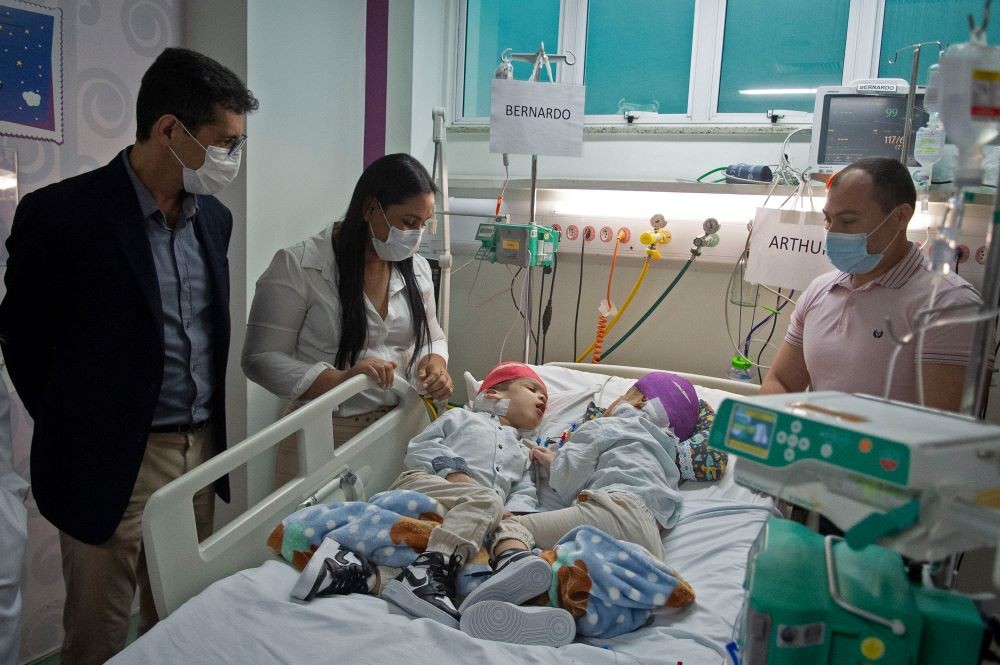 Brazil phẫu thuật thành công ca tách rời cặp song sinh dính liền đầu và não Brazil phẫu thuật thành công ca tách rời cặp song sinh dính liền đầu và não