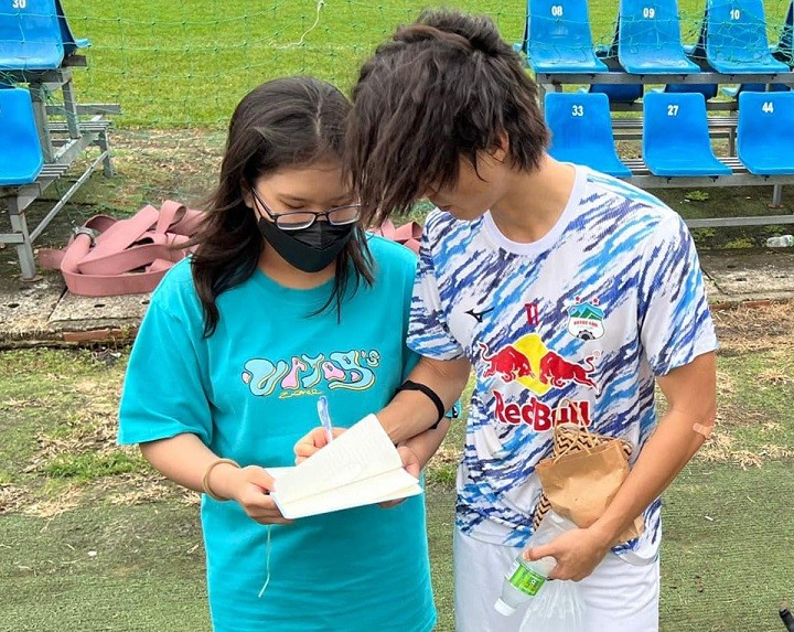 Sau buổi tập chiều 3/8 của HAGL, nhiều người hâm mộ tiếp cận các cầu thủ để xin chữ ký. Tiền vệ Nguyễn Tuấn Anh gây chú ý với tóc dài, bù xù che gần kín mặt.