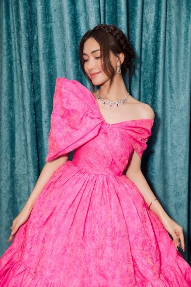 Kiểu tóc tết cầu kỳ, gợi nhớ hình ảnh công nương châu Âu được áp dụng cho hòa Minzy khi mặc váy tạo khối nơ 3D to bản. Kiểu <a href='https://www.thegioitoc.top' target='_blank'>tóc</a> tết cầu kỳ, gợi nhớ hình ảnh công nương châu Âu được áp dụng cho hòa Minzy khi mặc váy tạo khối nơ 3D to bản.