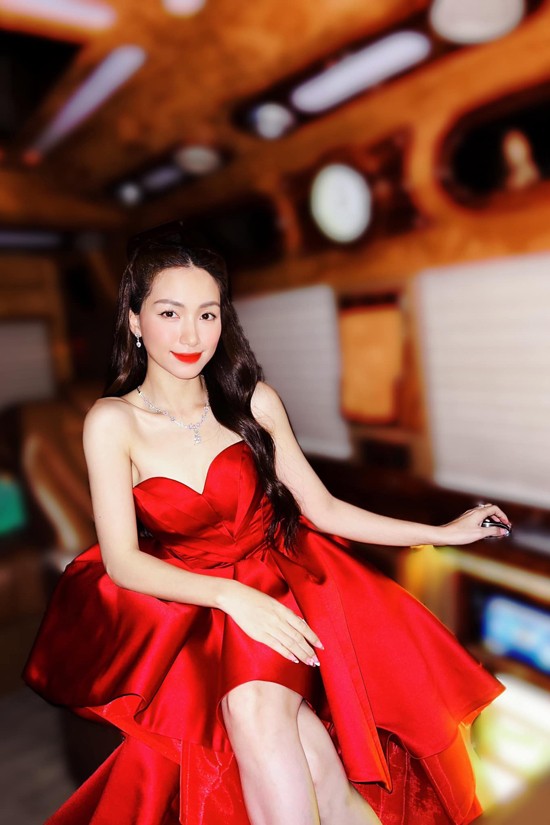 Nhiều bộ trang sức chế tác tinh xảo trên chất liệu đá quý góp phần tô điểm cho phong cách thảm đỏ của giọng ca Phong cách thời trang tiểu thư điệu đà của Hòa Minzy