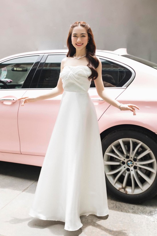 Trang phục lấy cảm hứng từ váy cổ điển với phần thân trên ôm sát, chiết eo nhẹ nhàng, chân váy dài dễ tôn dáng mảnh mai cho người mặc. Trang phục lấy cảm hứng từ váy cổ điển với phần thân trên ôm sát, chiết eo nhẹ nhàng, chân váy dài dễ tôn dáng mảnh mai cho người mặc.