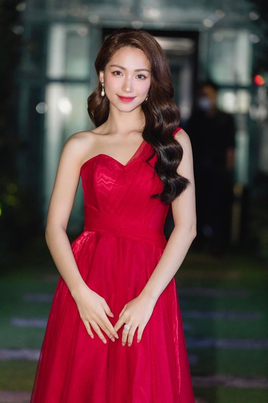 Khi diện các thiết kế theo style tiểu thư, nữ ca sĩ thường để tóc uốn setting nhằm tăng sự quyến rũ. Khi diện các thiết kế theo style tiểu thư, nữ ca sĩ thường để tóc uốn setting nhằm tăng sự quyến rũ.