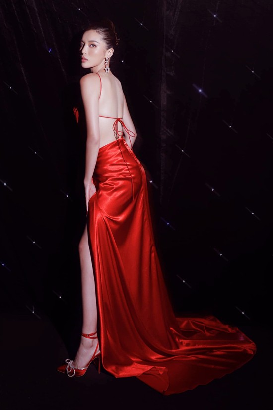 Sau thời gian lăng xê các mẫu áo khoe eo 59 cm, Kỳ Duyên chọn mặc loạt váy hở lưng để tạo nên điểm nhấn mới mẻ trên thảm đỏ showbiz Việt.