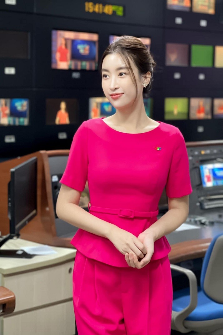 Hoa hậu Đỗ Mỹ Linh chọn phong cách công sở khi làm MC thể thao truyền hình