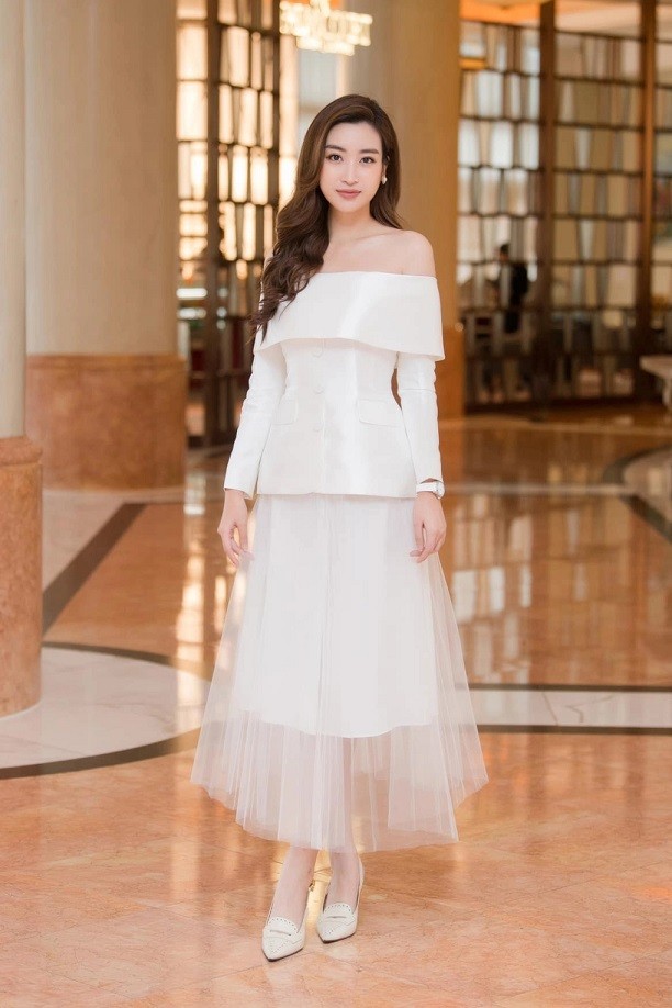 Hoa hậu Đỗ Mỹ Linh chọn phong cách công sở khi làm MC thể thao truyền hình