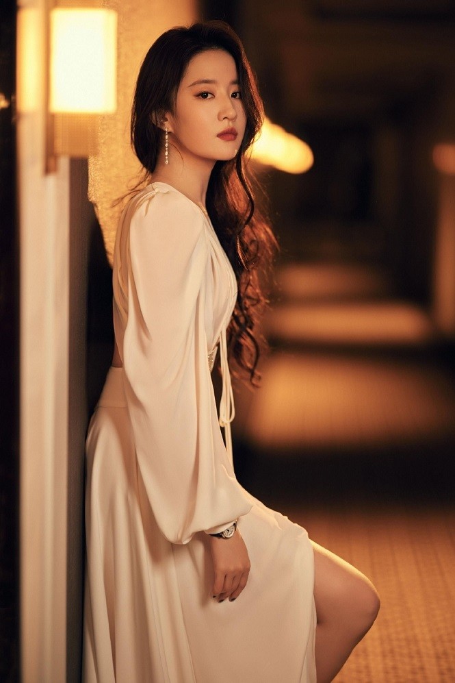 Diện đầm trắng thướt tha, Lưu Diệc Phi được khen đẹp như 'thần tiên tỷ tỷ'