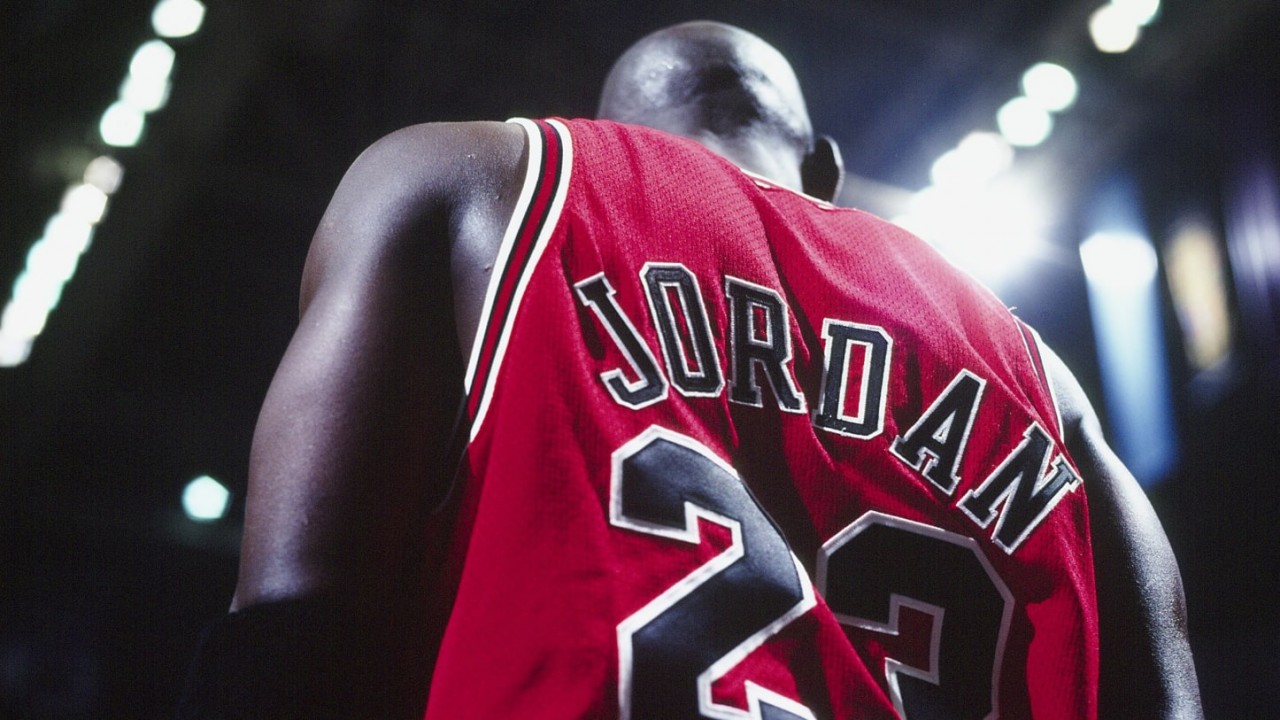 Mỹ: Bán đấu giá áo thi đấu của huyền thoại bóng rổ Michael Jordan