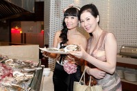 'Nữ hoàng ảnh lịch' Diễm Hương - mẹ 4 con xinh đẹp và tuổi ngoài 50 viên mãn