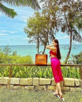 Thời trang gợi cảm của Lê Âu Ngân Anh khi dạo biển