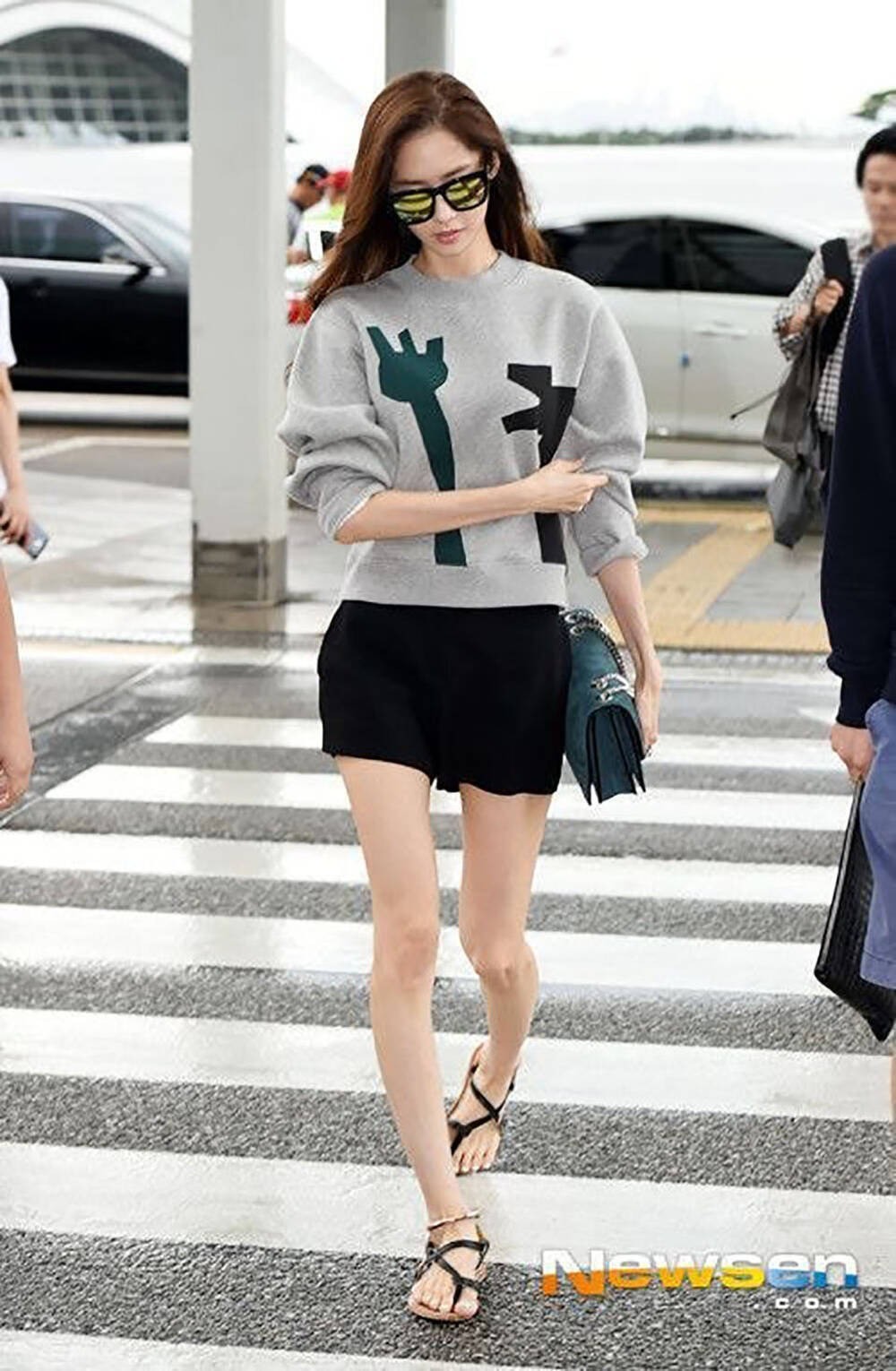 Trước đây, Yoona có vóc dáng quá gầy, đôi chân gầy guộc. Cô cao 1,65 m với cân nặng hầu như không đổi là 47 kg dù chưa từng áp dụng một chế độ ăn uống ngặt nghèo nào. Thậm chí, một số fan còn xếp Yoona vào nhóm thiếu cân quá mức. (Nguồn: Newsen)