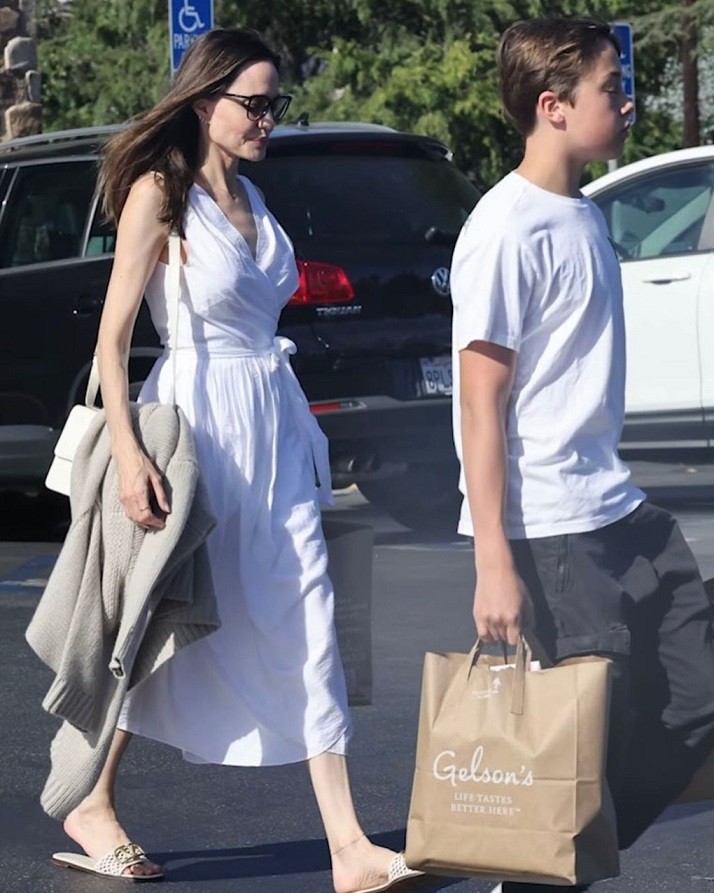 Hình ảnh Angelina Jolie vô cùng rạng rỡ và thanh lịch khi mua sắm