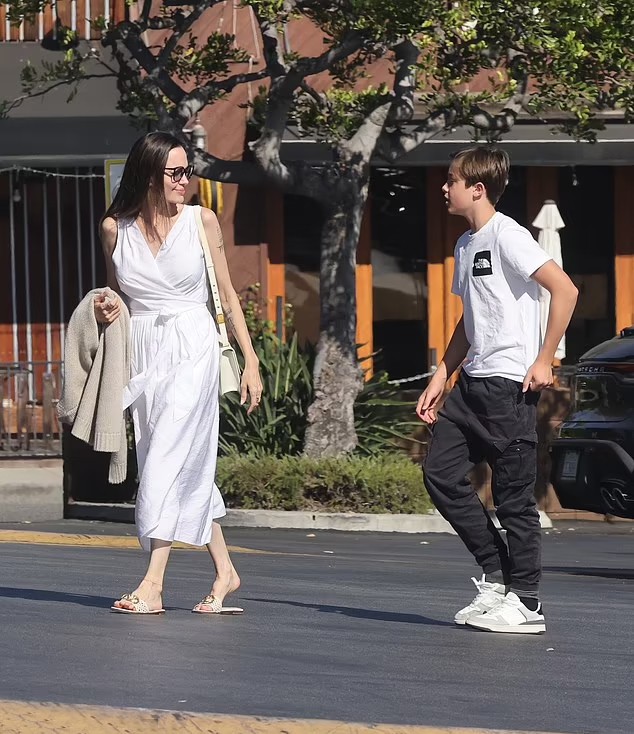 Hình ảnh Angelina Jolie vô cùng rạng rỡ và thanh lịch khi mua sắm